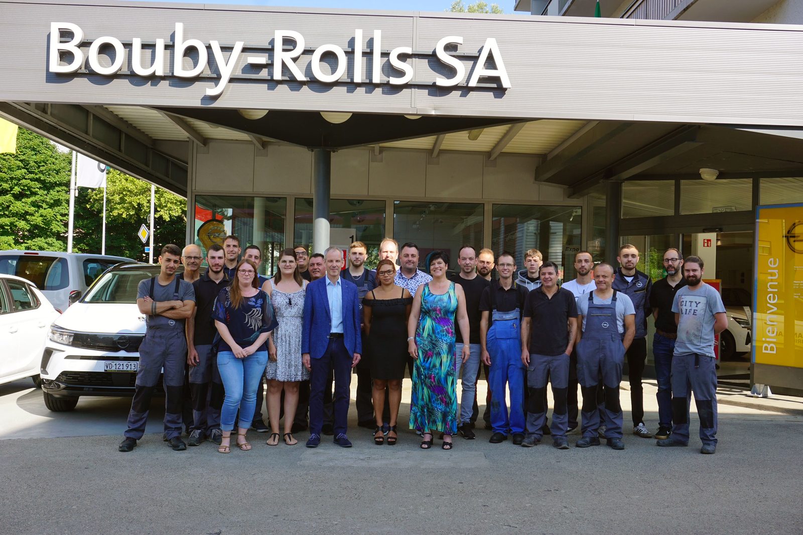 L'équipe du Garage Bouby-Rolls devant le garage